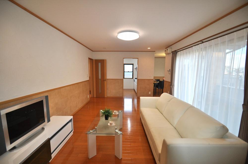 Living. LDK. Yang per also good in 20 quires more breadth! The wall is finish plastering!
