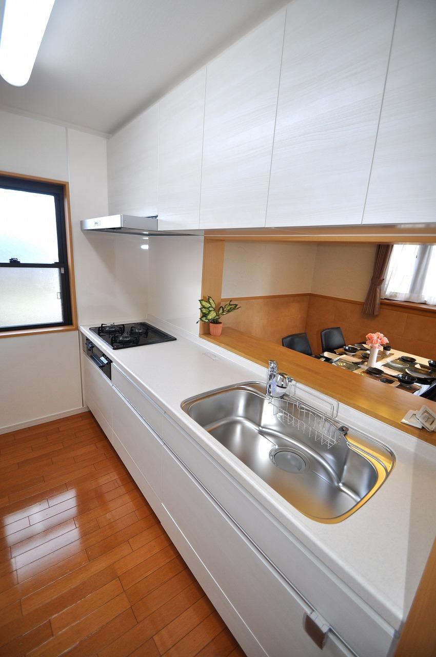 Kitchen. Kitchen has been replaced with a new. It is bright in the face-to-face.