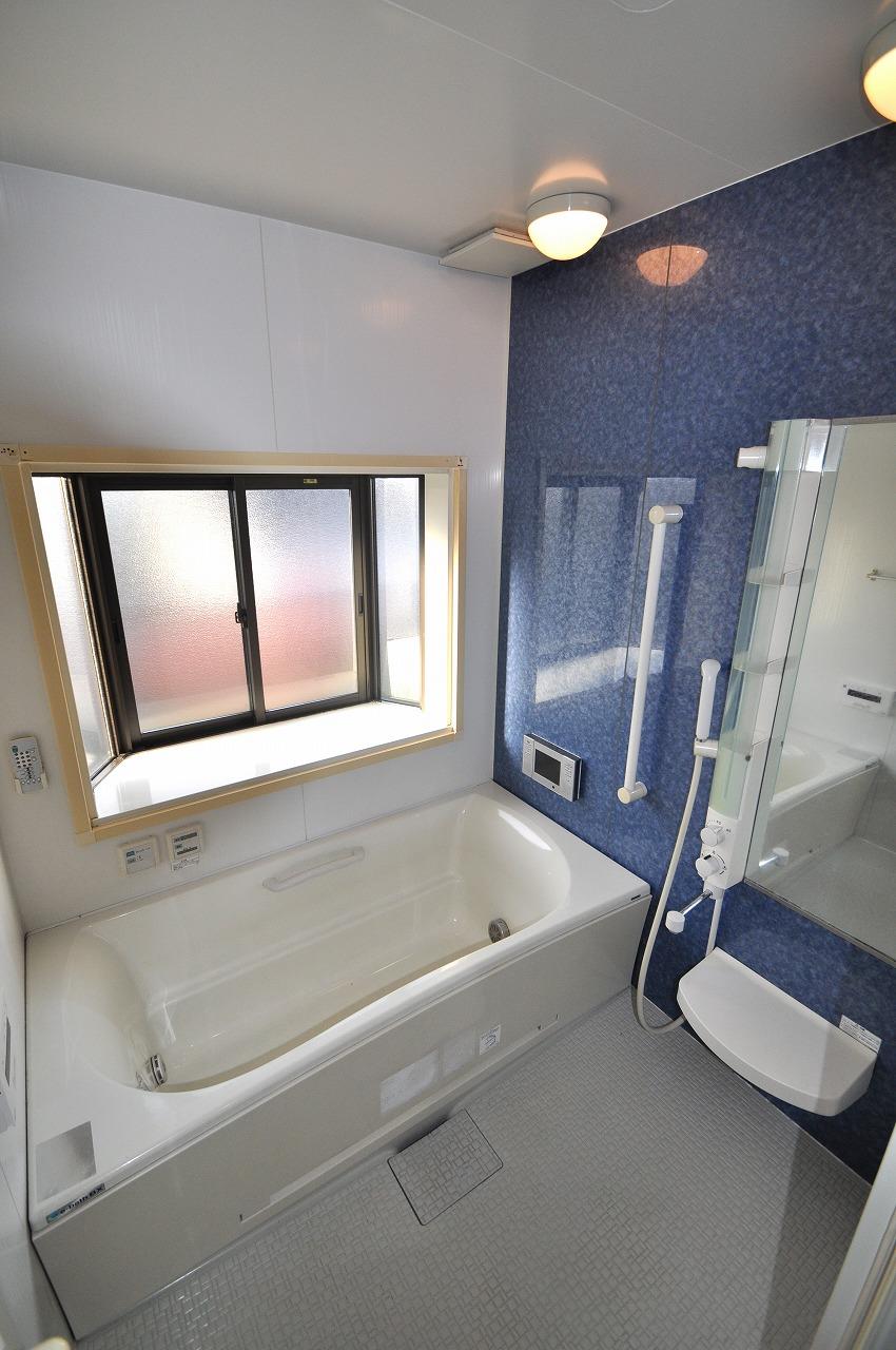 Bathroom. Bathroom TV in 1 pyeong type! Bright bathroom.