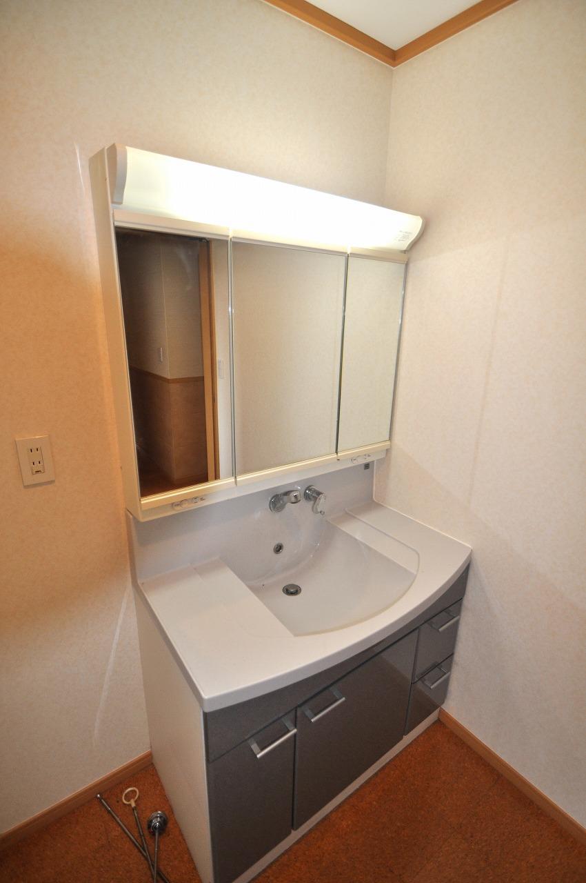 Wash basin, toilet. It is the washstand. It is a three-sided mirror of the shower faucet!