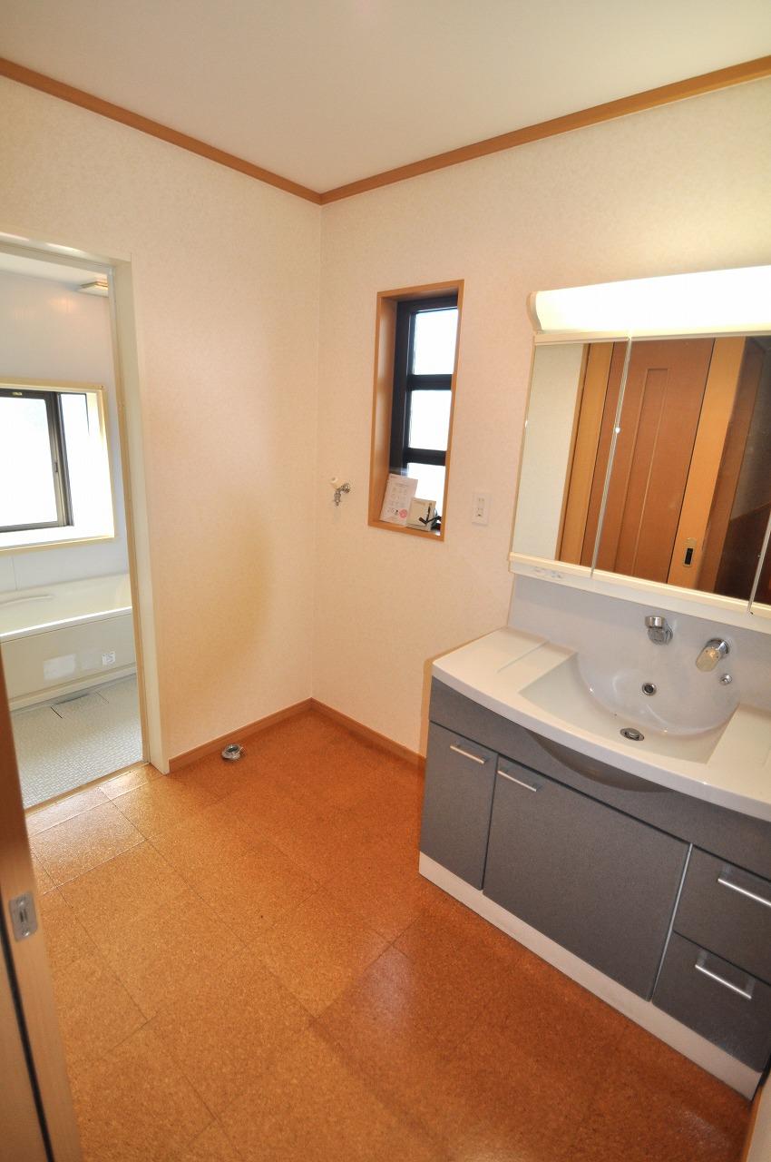 Wash basin, toilet. Washroom is also wide!