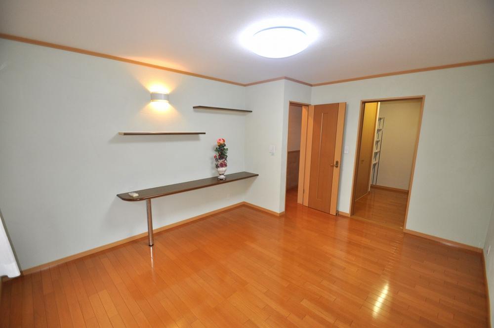 Non-living room. It is the main bedroom. The wall is fashionable plastering finish. Storage is also widely useful!