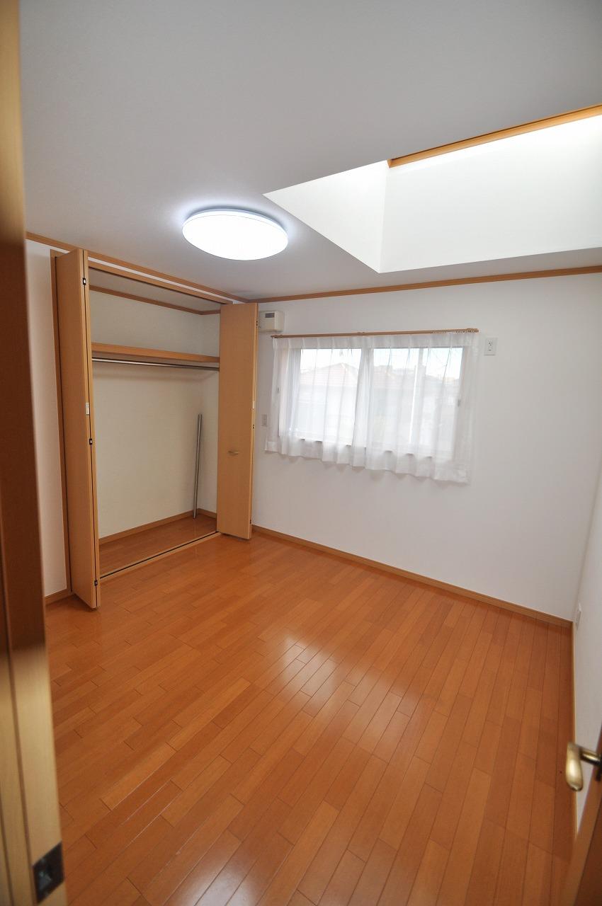 Non-living room. Is room. It comes with a skylight. It opens and closes with an electric! Bright.