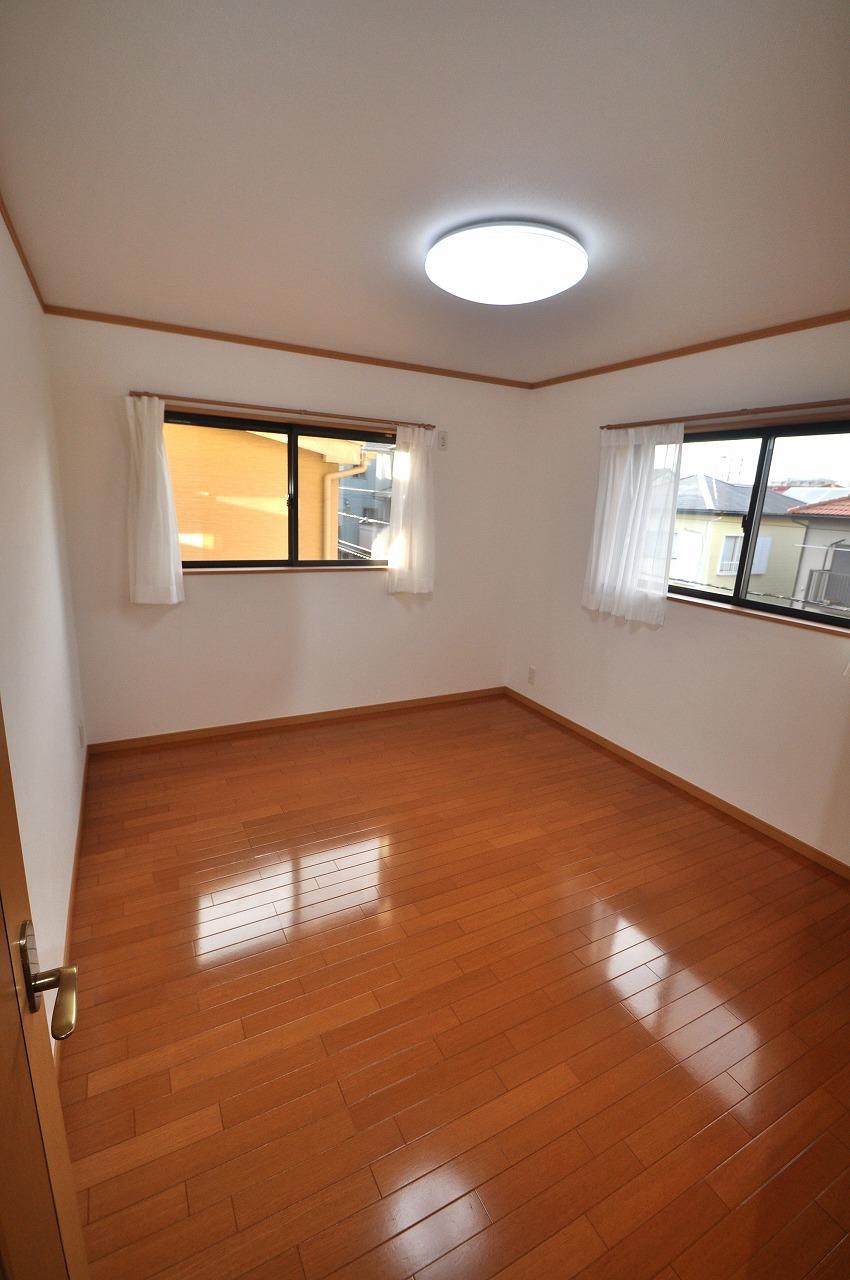 Non-living room. room. Bright two-plane daylight.