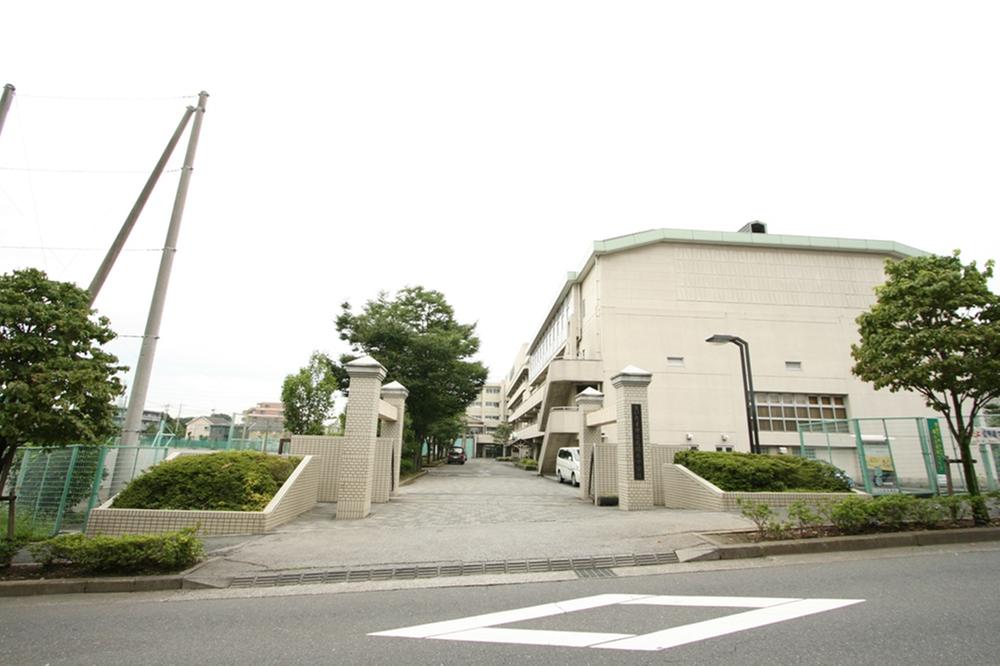 Junior high school. 430m to Saitama City Oma tree junior high school