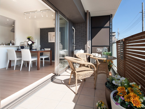 Living.  [Gardening can also enjoy a balcony] You can also enjoy gardening in the spacious balcony of the depth of about 2m. Attractive table set is put to. (E type model room)