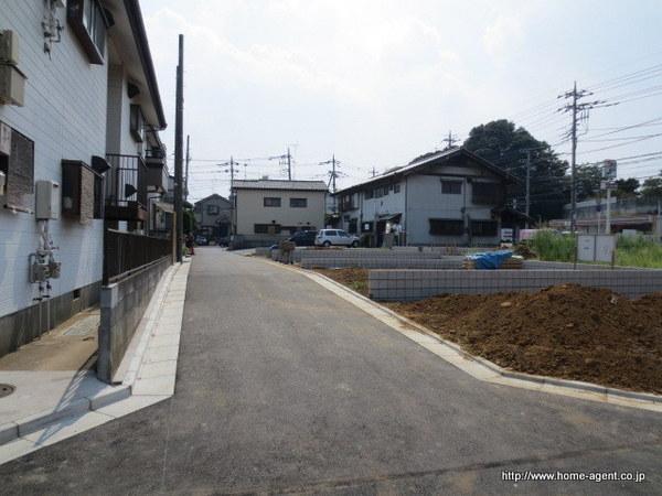 Local photos, including front road. Small children is also safe