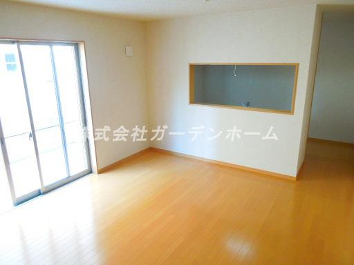 Living. Station walking distance of 2 routes accessible room of the car two spaces popular to counter kitchen Tsuzukiai of Japanese-style room is on the same day of the attractive spacious 20 pledge more than your tour Allowed all Tozen room south-facing day boast a home