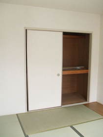 Living and room. The Japanese closet between 1