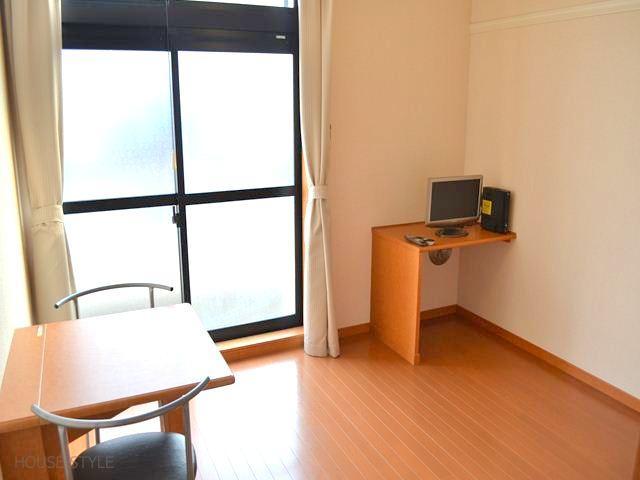 Living and room. Folding table and chairs ・ TV is equipped ☆ 