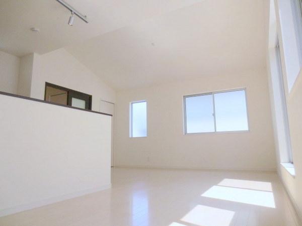 Living. In an open enough feeling gradient ceiling