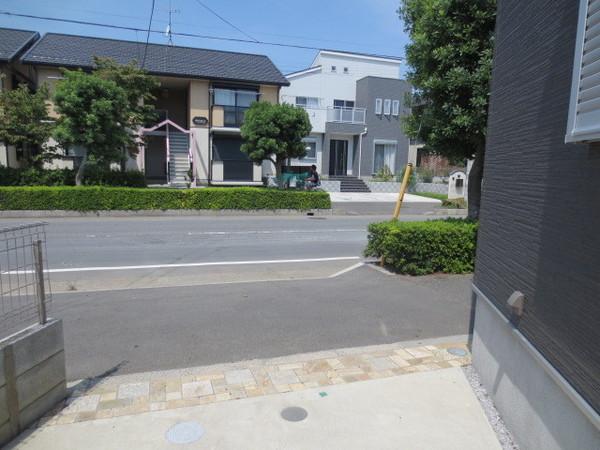 Local photos, including front road. It is a popular Readjustment land