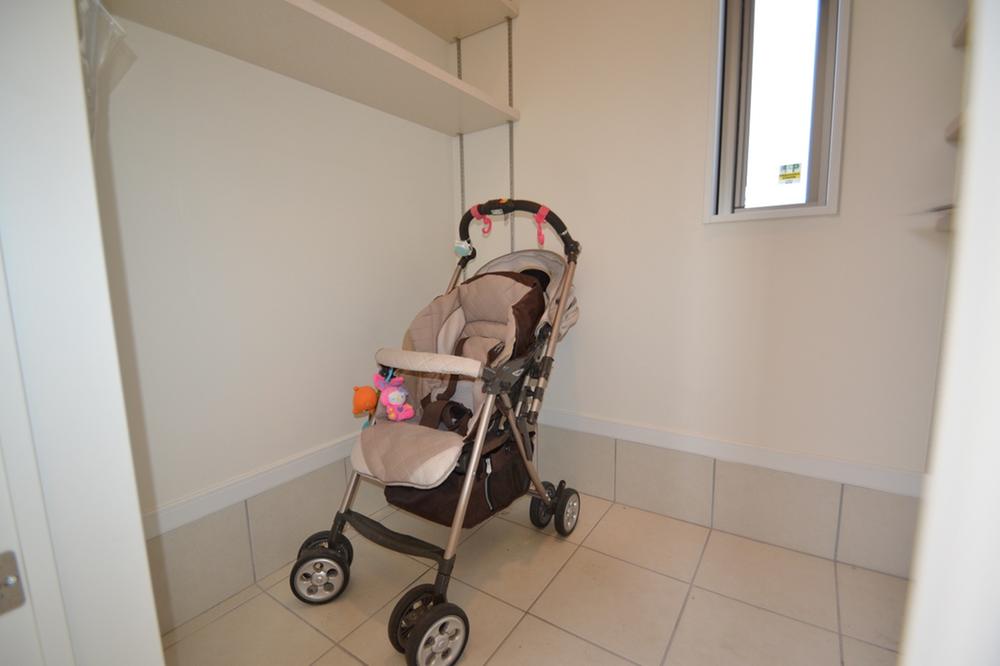 Receipt. Shoes cloak ~ stroller, Tricycle, It can be stored easy to see the shoes using the storage and running shelf, such as raincoat ~
