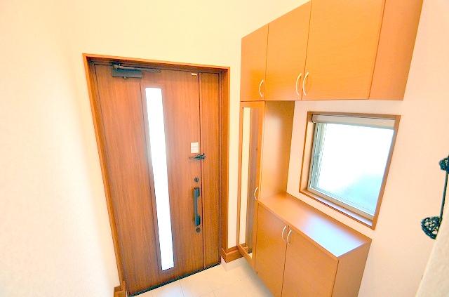 Entrance. A spacious entrance! A feeling of opening is also excellent because there is also a blow-in also do not worry ^^ This just above storage of shoes.