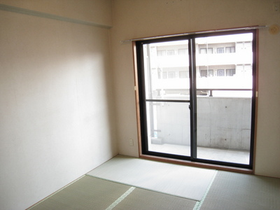 Living and room. It is ideal for futon faction