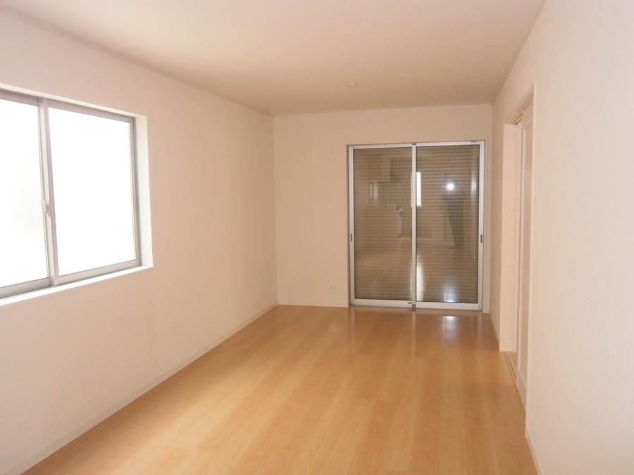 Living. Was building completed. Such as the actual image from per yang, We have to wait all the time so you can see directly.