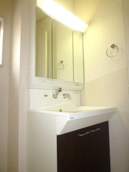 Wash basin, toilet