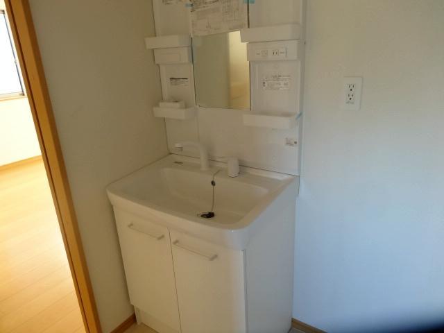 Wash basin, toilet. B Building: Indoor (October 2013) Shooting