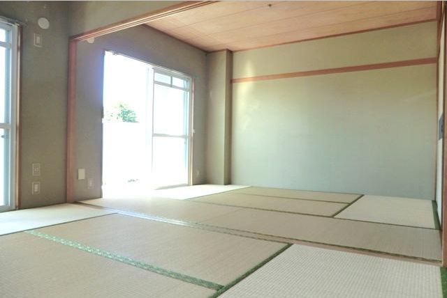 Living and room.  ☆ Open-minded Japanese-style room 6 quires ・ It contains the bright sunlight ☆ 