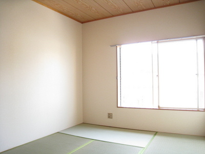 Living and room. Japanese-style room also it's very bright ◎