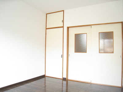 Living and room. The Western-style there is a storage of the hammer + upper closet *