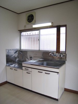 Kitchen. There is a window, Bright kitchen