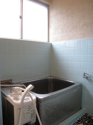Bath. Bathroom window with ventilation is ◎