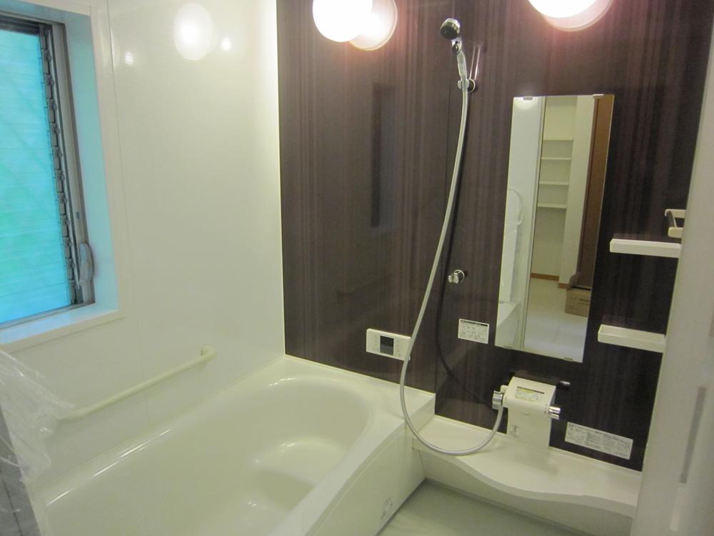 Bathroom. 7 Building bathroom High insulation bathtub Water-saving shower head that can stop water at hand