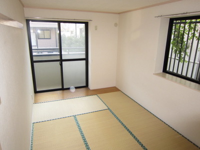 Living and room. There is Japanese-style room facing the south-facing balcony
