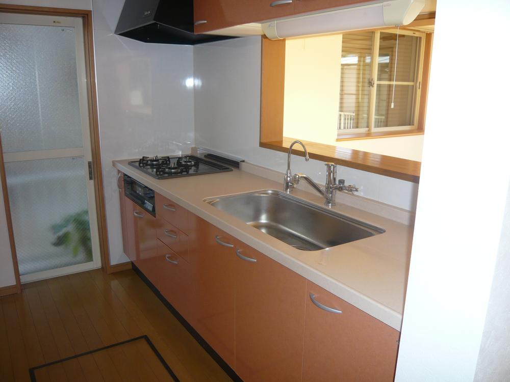 Kitchen. ■ Kitchen with a back door!