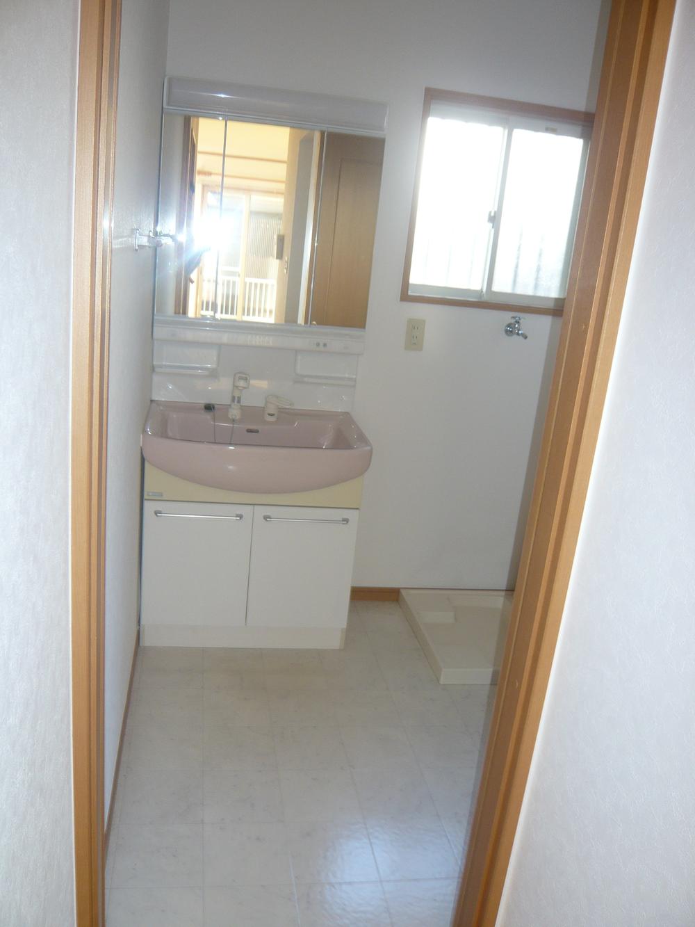 Wash basin, toilet. ■ Three-sided mirror with a shampoo dresser basin ~