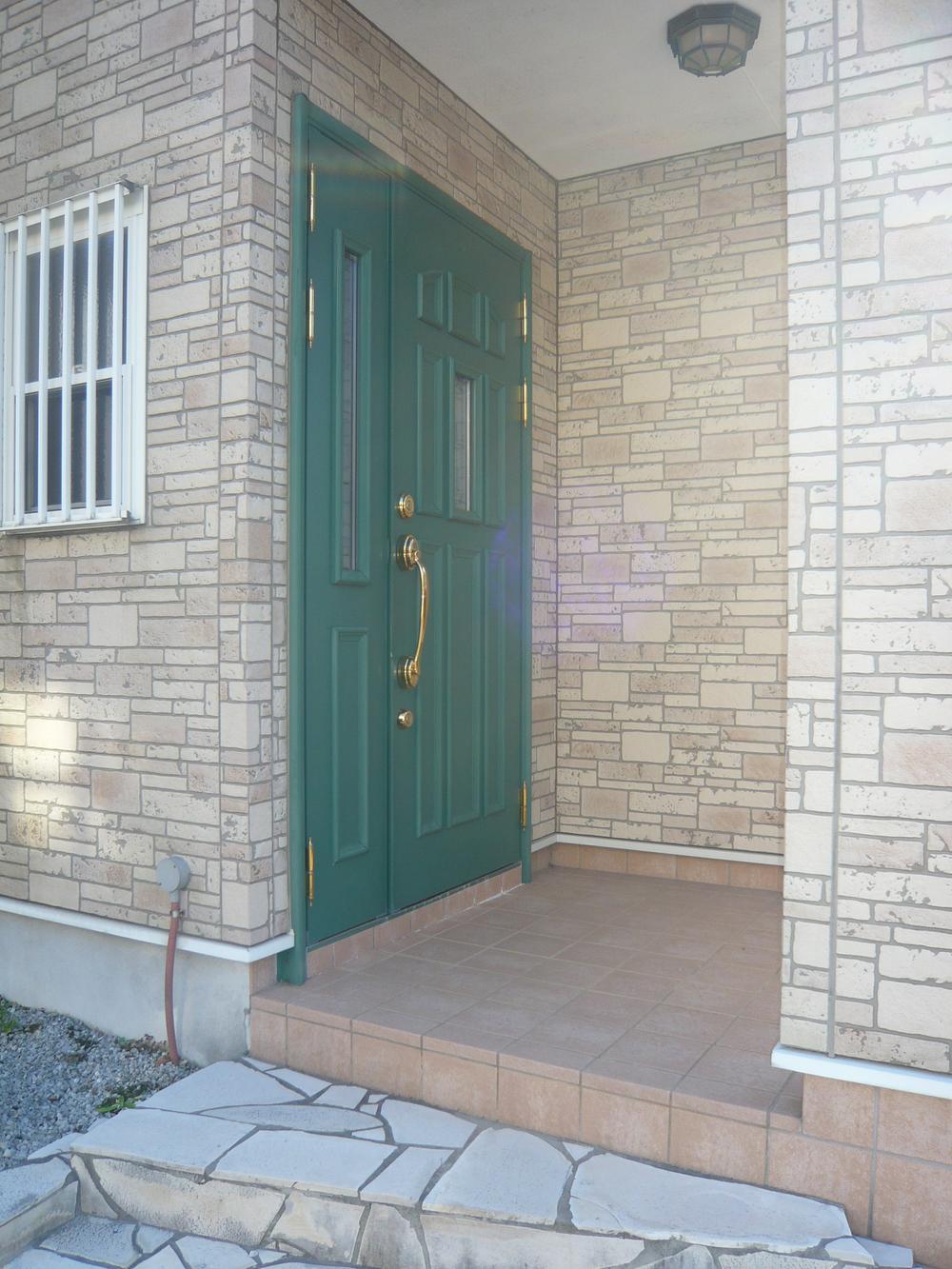 Entrance. ■ It is the entrance door of the Western-style ~