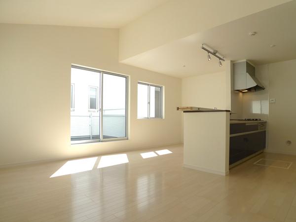 Living.  ■ Spacious 16.2 Pledge living  ■ Bright second floor LDK