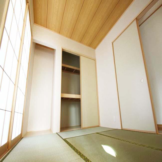 Model house photo. Good Japanese-style room of per yang sitting area