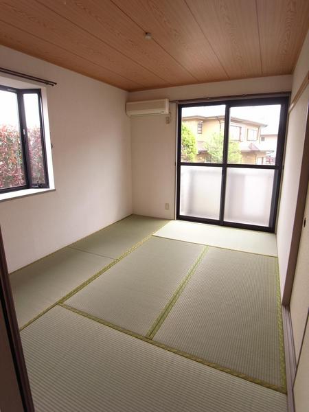 Living and room. Japanese-style room 6 quires There is a bay window