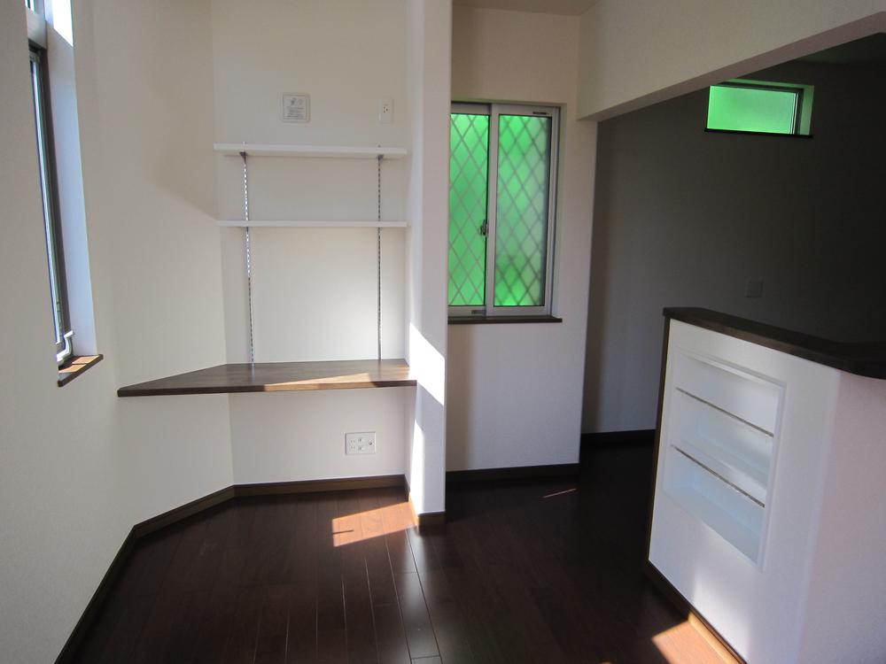 Same specifications photos (living). (32 Building) wide counter, With magazine rack