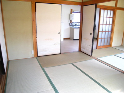 Living and room. You can use spacious and spread the Japanese-style room