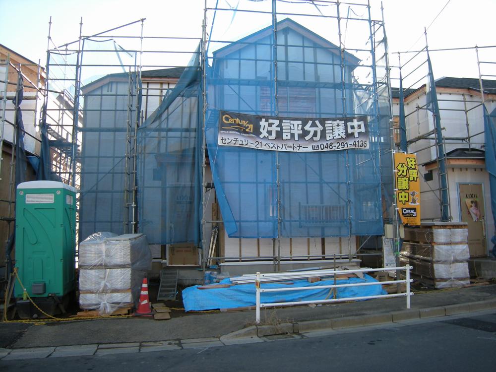 Local appearance photo. Local (12 May 2013) Shooting B Building Site 33.74 square meters Building 27.63 square meters 4LDK Car space two Allowed Face-to-face kitchen All room 6 quires more