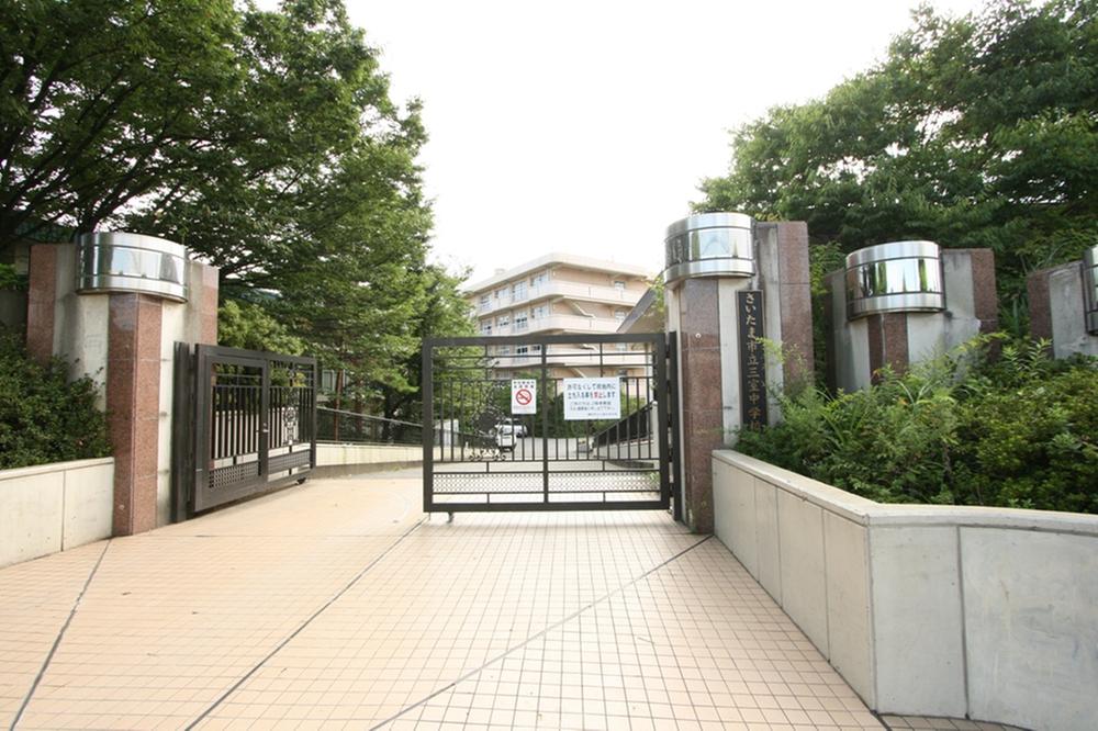 Junior high school. 1555m to Saitama City three-chamber junior high school
