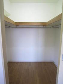 Living and room. Walk-in closet
