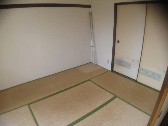Living and room. Japanese-style room. The worry tatami is sort of your move just before!