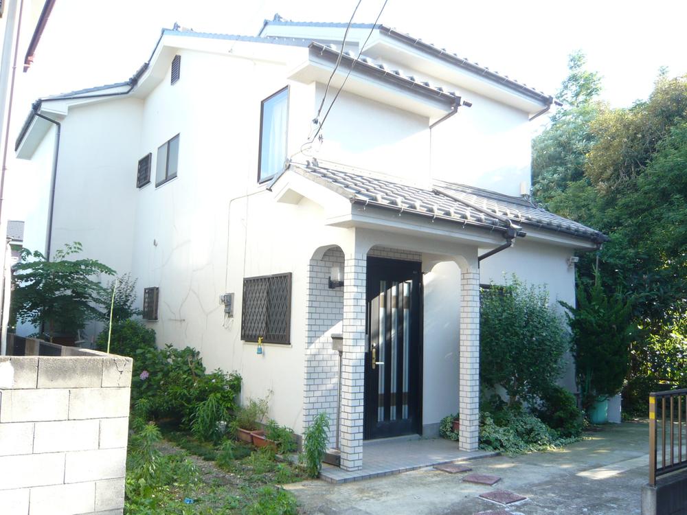 Local appearance photo. ■ Spacious grounds 67 pyeong! Car spaces 3 units can be! ■ Also spacious southwest garden! ■ Face-to-face kitchen! It is with a digging your stand! ■ Attic with storage! ■ 1F Japanese-style room 8 quires wide with green ■ With preview same day delivery Allowed to Check