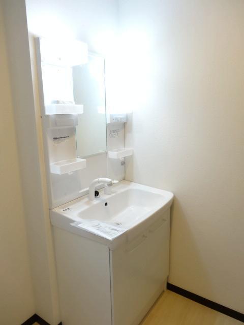 Wash basin, toilet. A Building: Indoor (September 2013) Shooting