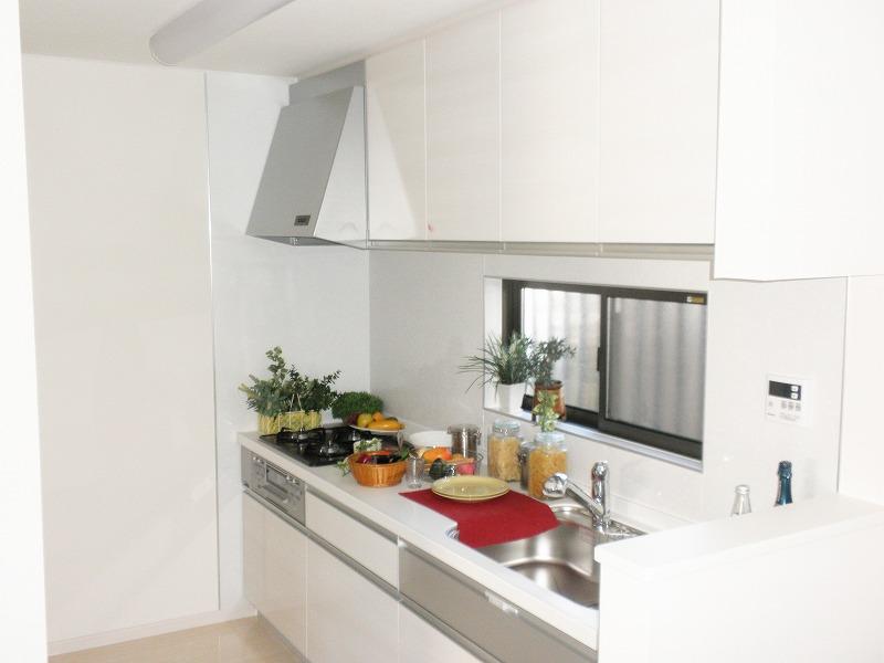 Model house photo. Loose large space building site spacious about 50 square meters ~ Japanese-style room of Tsuzukiai to large size popular counter kitchen of 5LDK is comfortably spacious 20 Pledge car space in the attractive large space 4 ~ Five possible day boast the same day of your visit Allowed