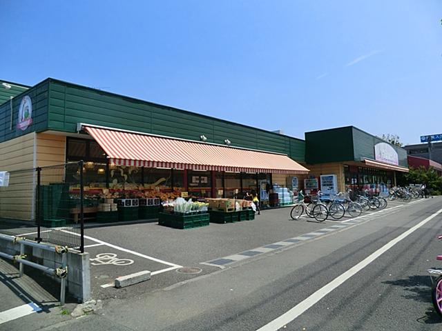 Supermarket. 1140m seasonal ingredients to Tsurukame land Omaki shop abundantly aligned Tsurukame Omaki store is a 15-minute walk