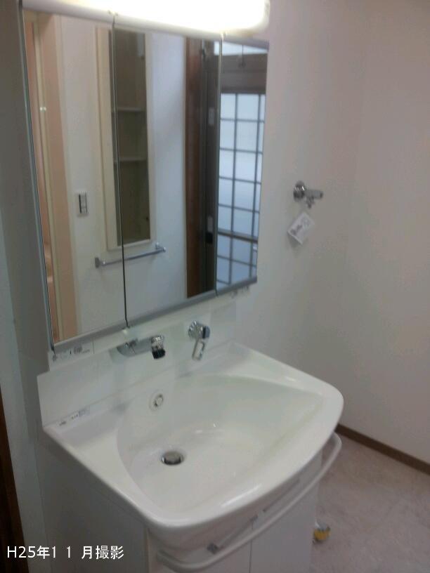 Wash basin, toilet. Indoor (11 May 2013) Shooting