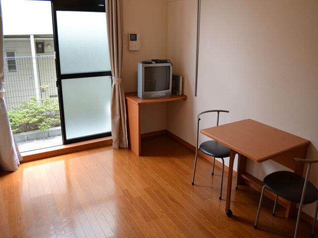 Living and room. TV and a folding table and chairs is equipped ☆ 