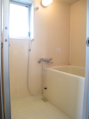 Bath. Bathroom with a window ventilation is ◎