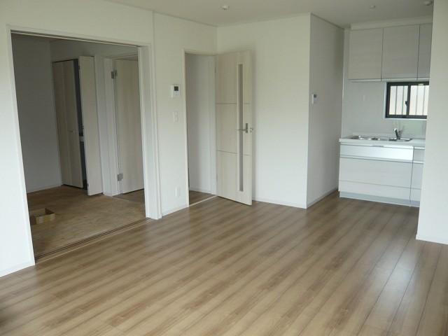 Living. Brown color of the living room was to cherish the feeling of luxury. Japanese-style room is adjacent, Wife also with confidence likely to be housework.