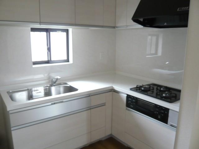 Kitchen. Clean feeling of the kitchen in which the white tones.